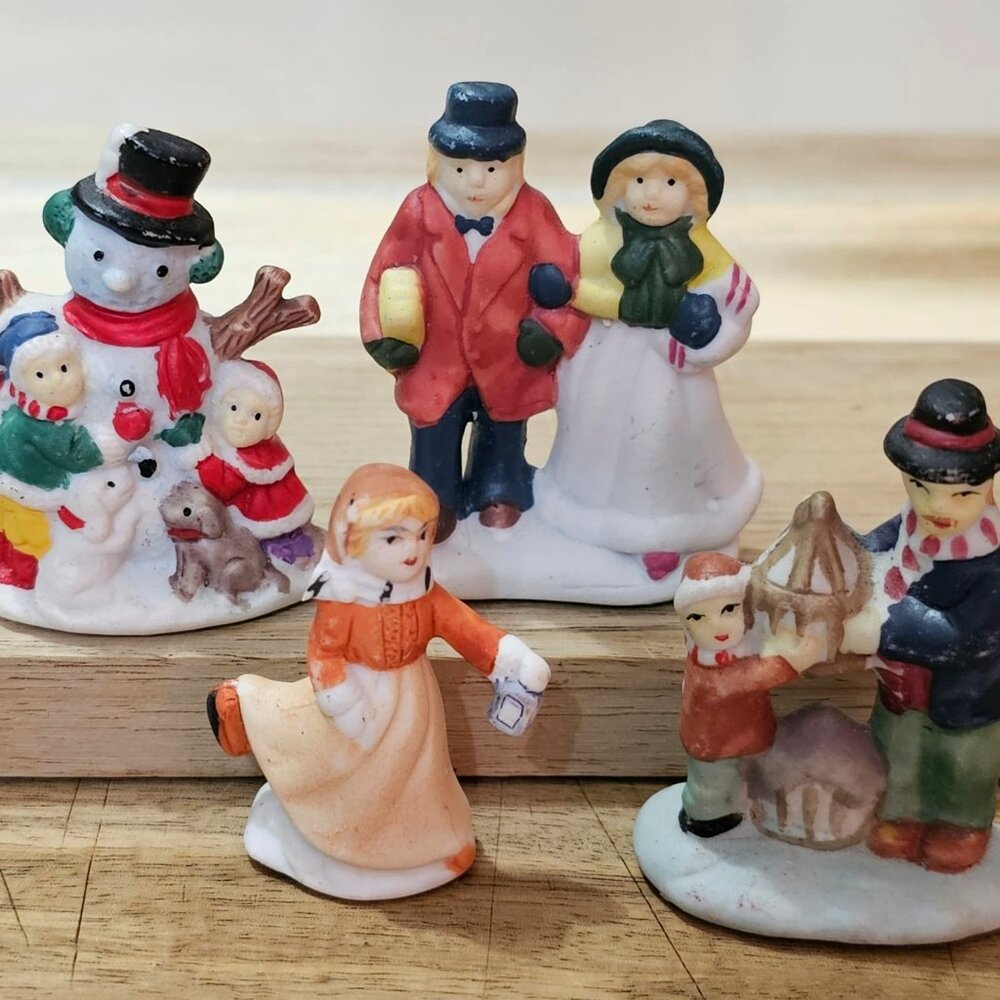 4 Porcelain Christmas Village Figurines Set Snowman & Family Scenes 2-1/4" talle